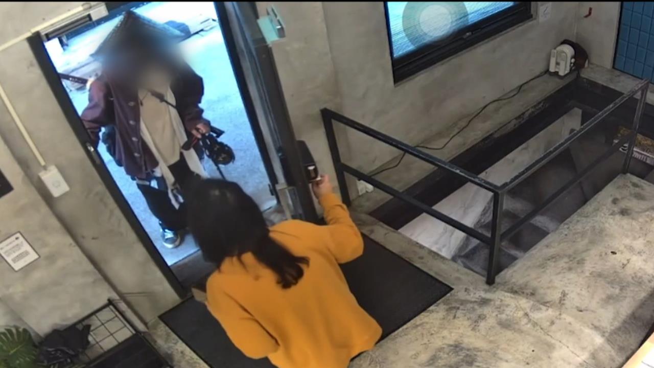 九份赫見"穿劍道褲.揹武士刀"男遊客 民眾嚇壞報警