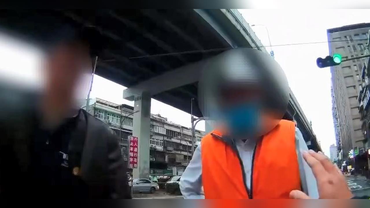 公親變事主！　單車騎士與公車糾紛　前議員金介壽下車勸阻反遭大鎖打傷