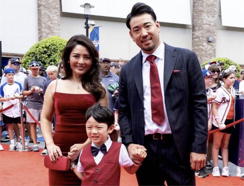 MLB(影)/超正!菊池雄星主播老婆深津瑠美 紅色禮服現身驚豔四座