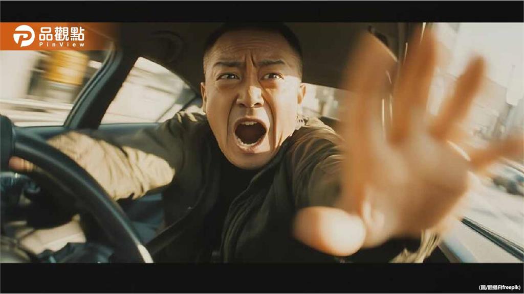 驚！毒駕男逆向暴衝翻車 母子死裡逃生畫面曝光