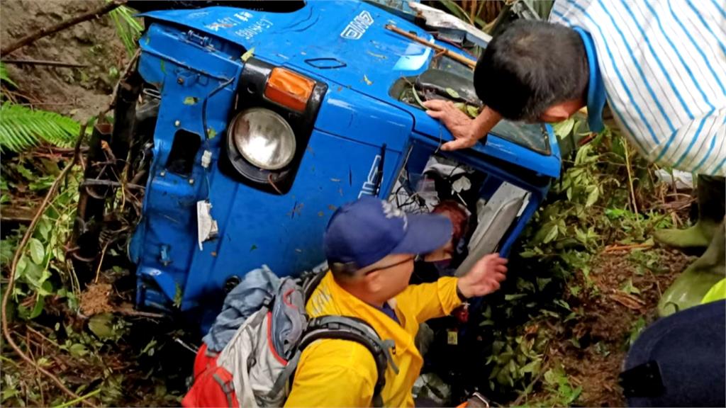 嘉義天雨路滑車禍！兩車相撞跌入10米山谷