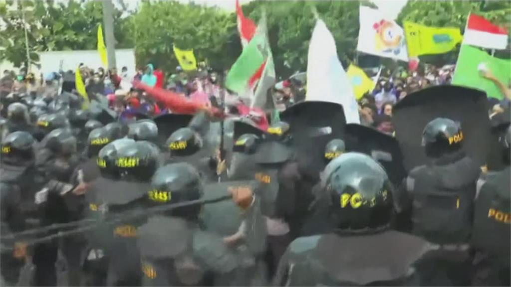 印尼修法引爭議 數千民眾上街 警民爆發衝突
