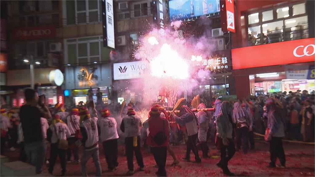 嘉義年度「城隍夜巡」滿滿人潮　熱氣球、各式武轎炒熱氣氛