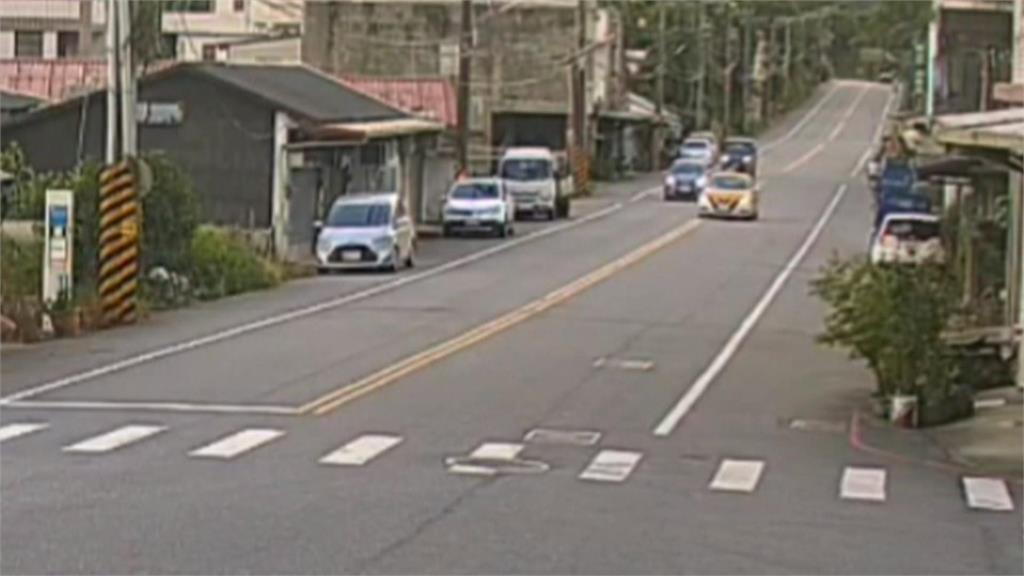 驚悚！花蓮轎車遭小黃逆向撞上　失控衝進民宅、波及騎樓機車