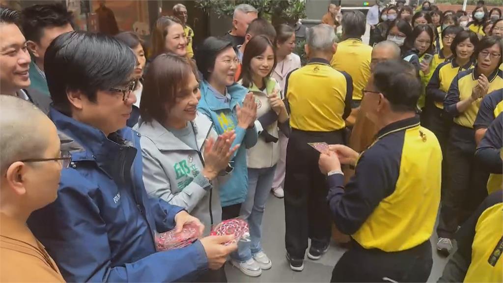 陳其邁市場發紅包　邱議瑩、林岱樺、許智傑全都來了
