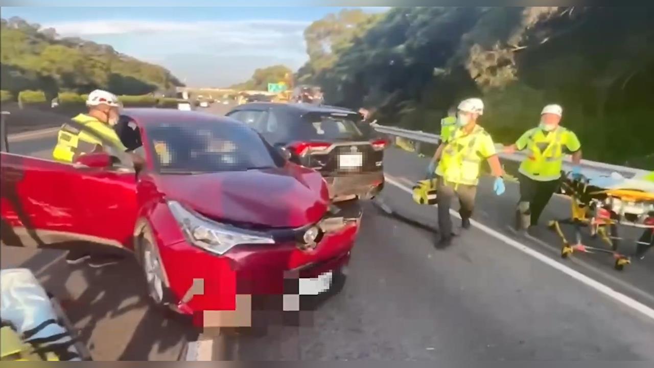 快新聞/國3「2大貨車+3轎車」撞成一團!孕婦急送醫