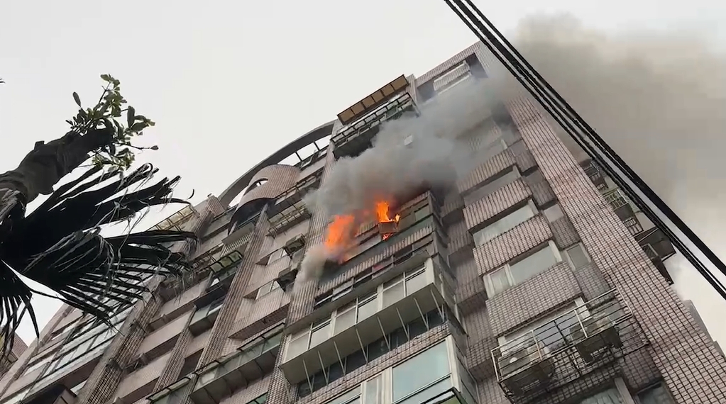 快新聞／基隆社區大樓火警！火舌從9樓竄出　警消急疏散民眾
