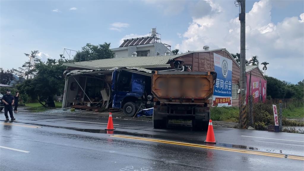 砂石車失控撞進藝品店 躲雨男飛來橫禍掛彩