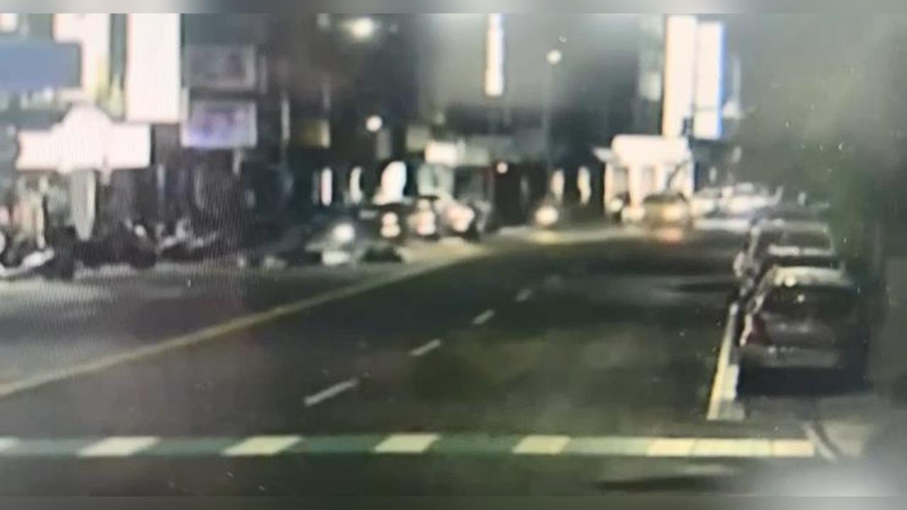 最新/新北重大車禍!三重「行人違規過馬路被機車撞」 1人當場斷氣