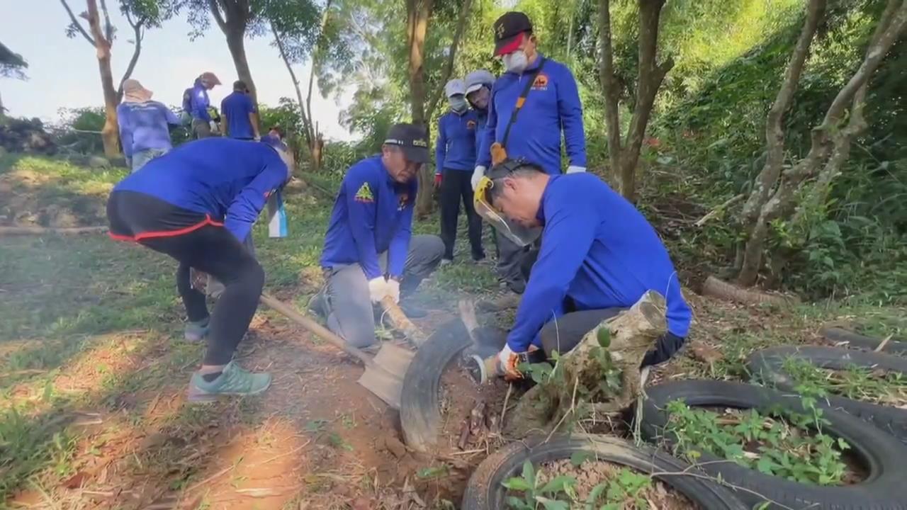 8樂登山隊挖除大崗山200顆廢輪胎 釋放樹木