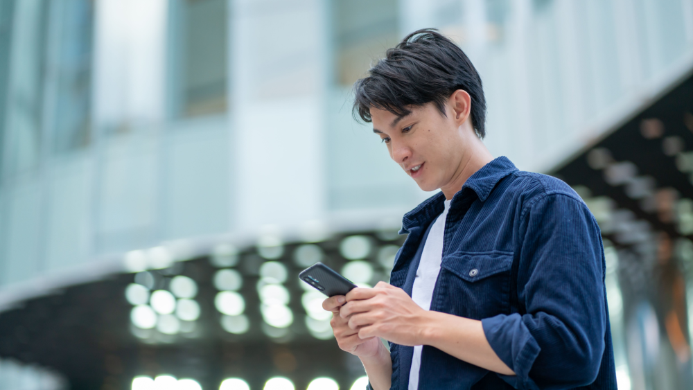 25歲男被診斷青光眼！ 一旦罹病「恐永久視力喪失」 醫坦言：滑手機是原因之一