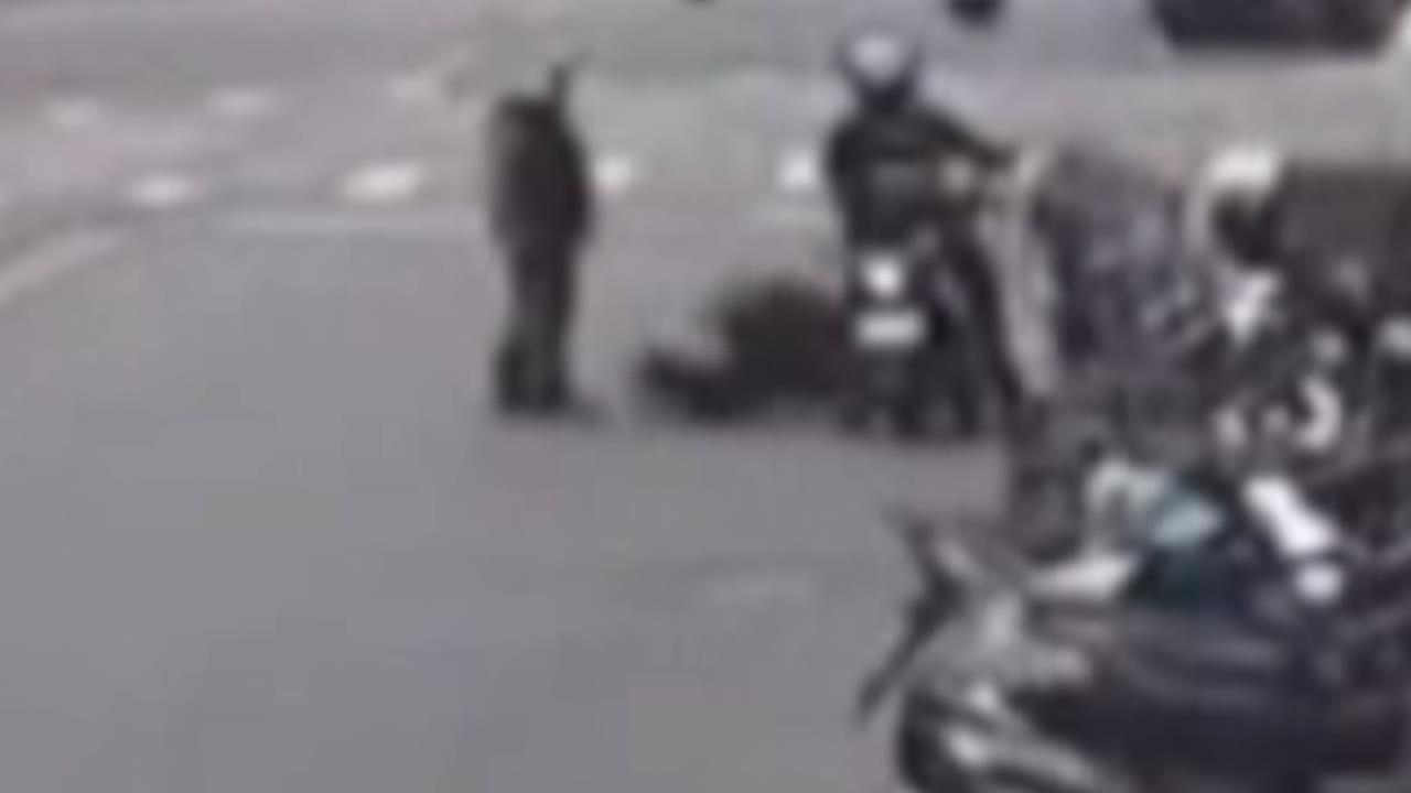 逆向不滿被警開單！　阿伯「推警車」槓警狂嗆：給你開單啊