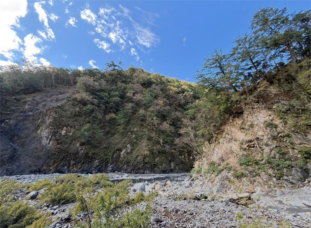 快新聞／6人高雄登山遇溪水暴漲受困沙洲3日　搜救隊入山救援