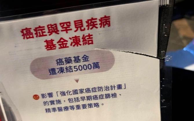 快新聞/超級惡劣!罷免賴士葆志工機車文宣遭破壞 畫面曝光