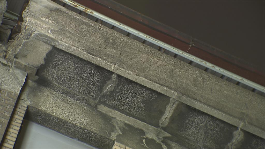 被剝落水泥砸中！日系跑車板金嚴重凹陷