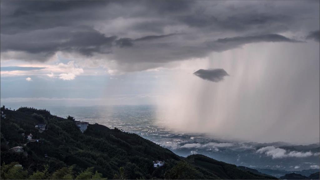 震撼美景！直擊鹿谷大崙山「會走的」雨瀑