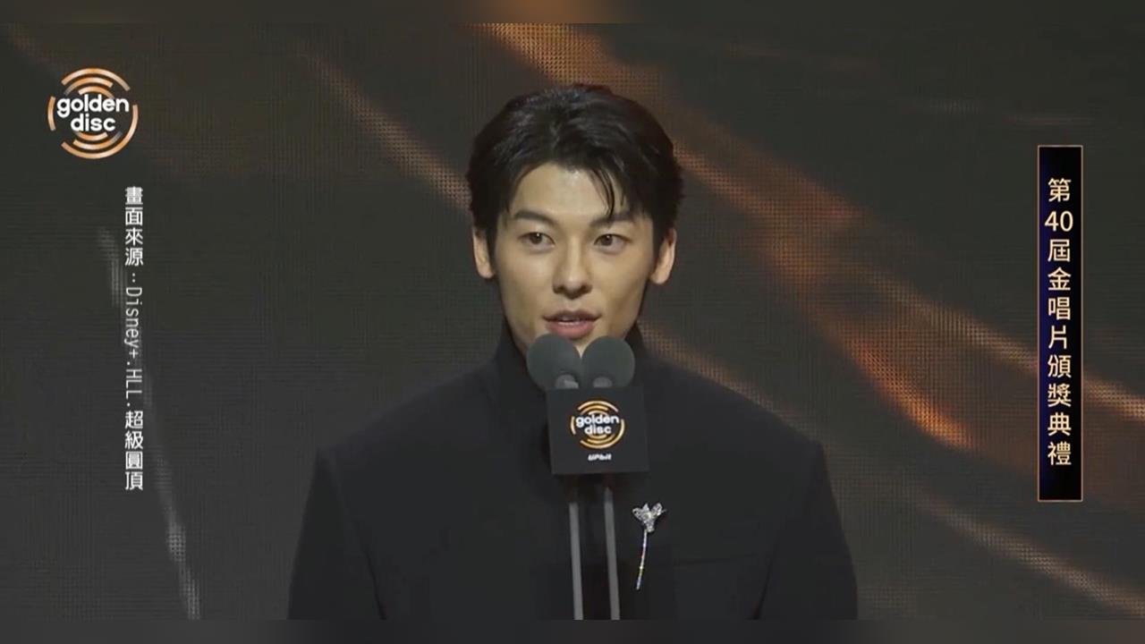 許光漢金唱片頒獎「三語言」切換 合體LE SSERAFIM跳「撒嬌舞」畫面超萌