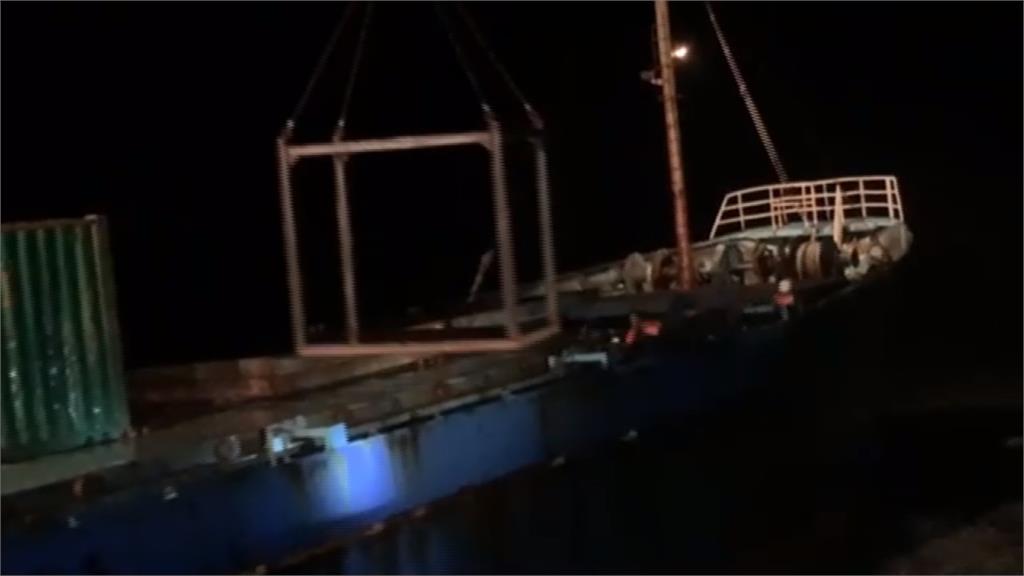 海上驚魂！貨輪擱淺港外 8名船員吊掛獲救