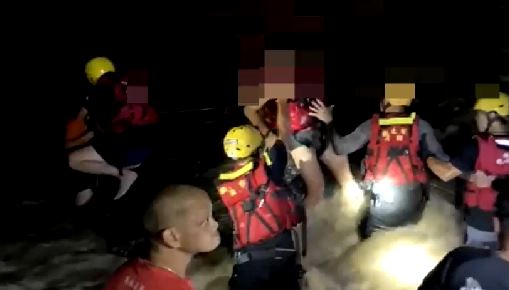 快新聞／2男子昨受困烏來國中旁河道 已獲消防人員救援