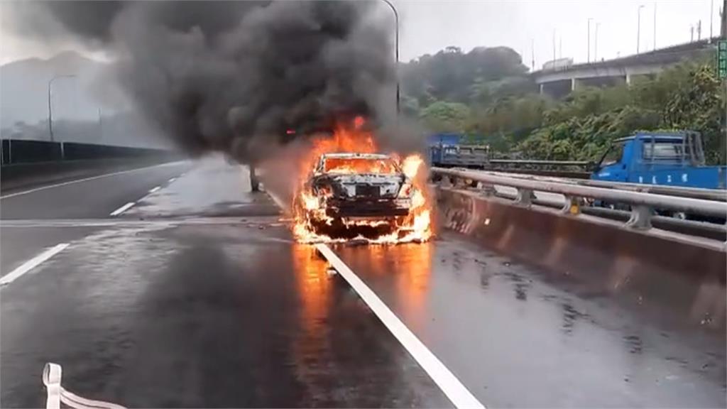 賓士保養才3天　開上快速道路竟火燒車剩骨架