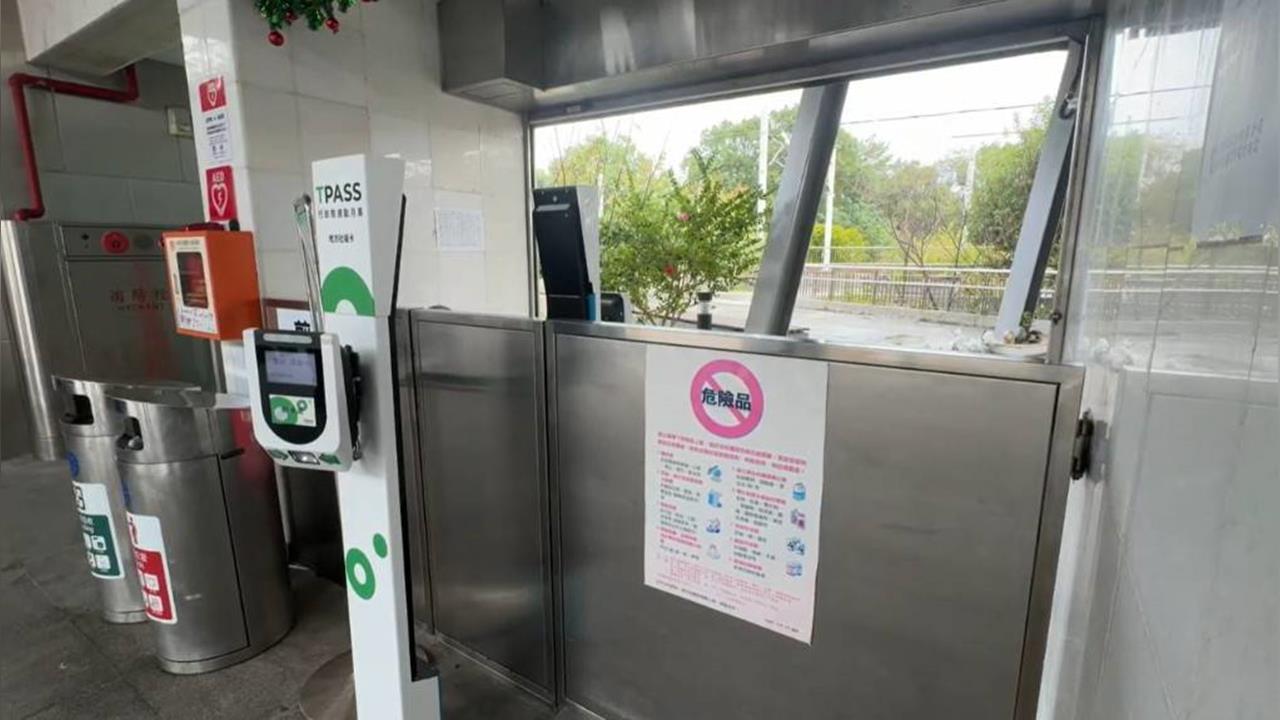 快新聞/乘客疑未刷卡攻擊站務員 鐵警延誤44分鐘才到