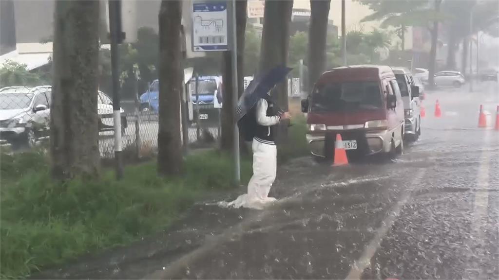 薇帕雨彈狂炸花東　學生冒風雨撐傘等公車　水淹腳踝