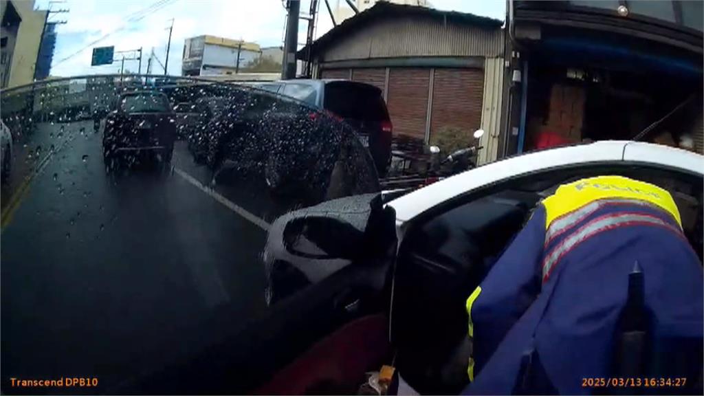 男昏迷車內「留一塊雞排」　巡邏警查違停意外救人