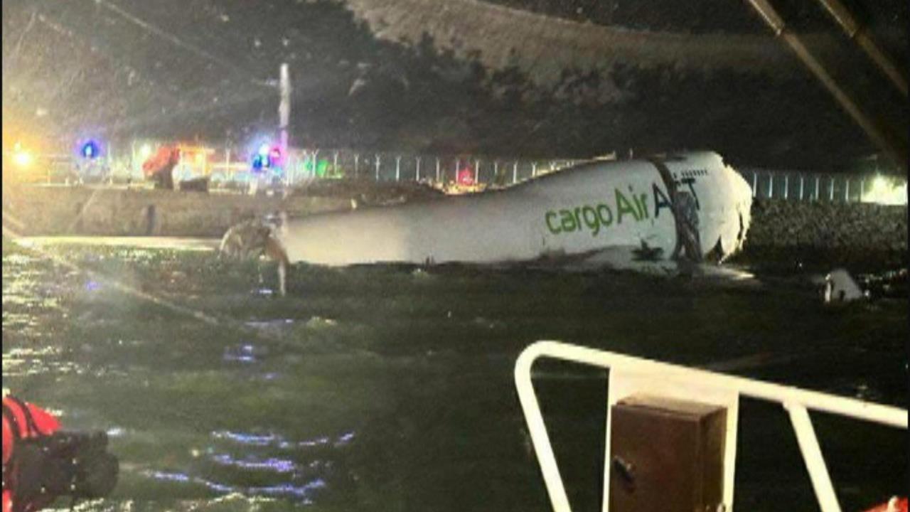 阿聯酋貨機疑失控衝出跑道 香港機場地勤車被撞2死