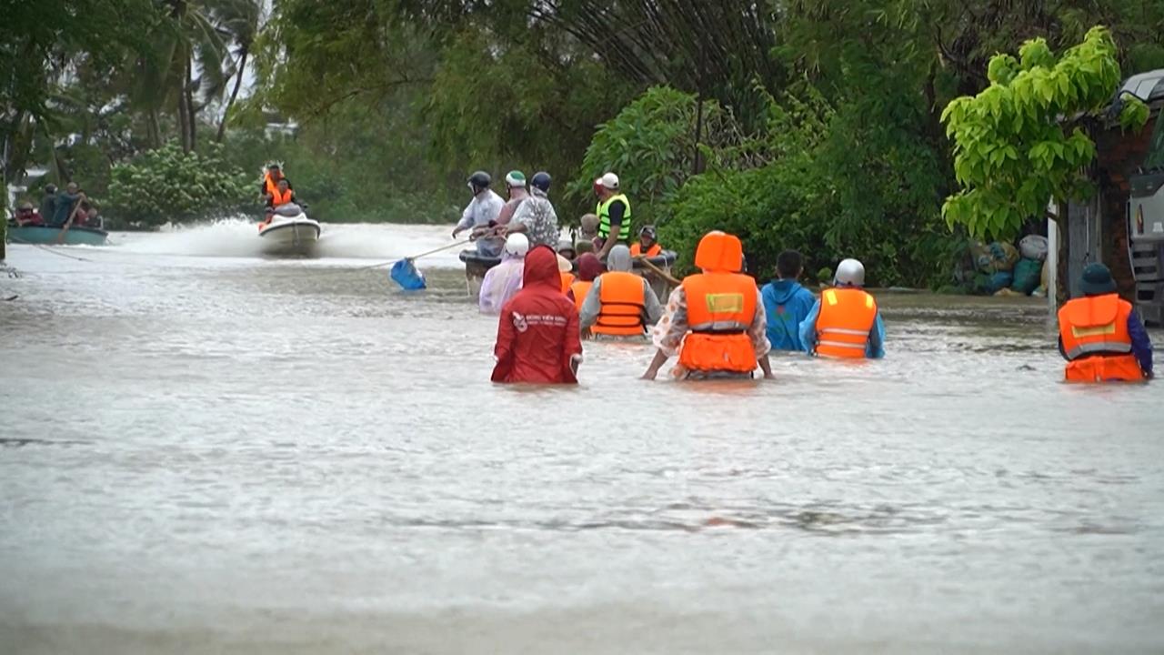 越南數十年最嚴重洪患　死亡人數攀升到90人