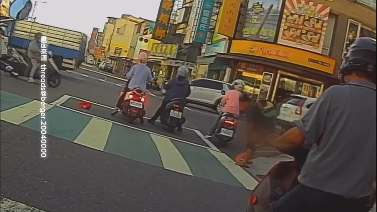 好糗! 高雄騎士停車撿帽子 走到一半"褲子也掉了"
