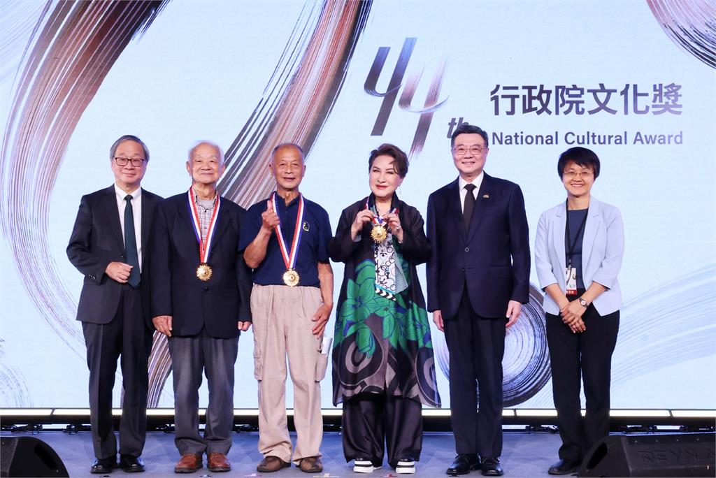 第44屆行政院文化獎 吳晟、傅明光、楊麗花獲頒文化獎章