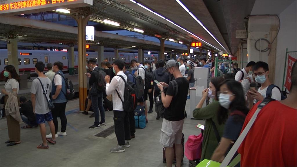 彰化火車站自強號出軌 延誤上萬旅客行程