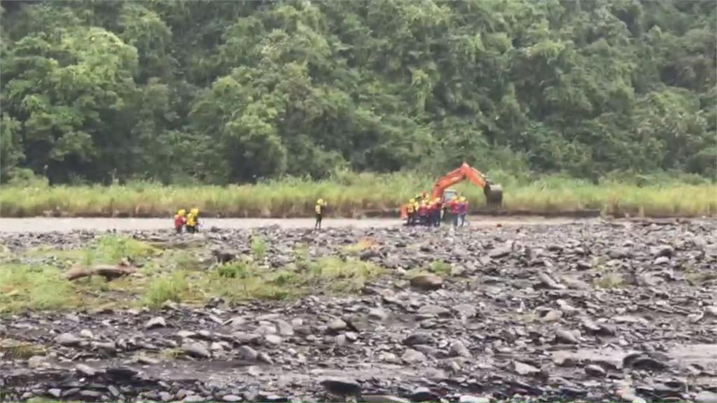 宜蘭石門溪河水暴漲　13人露營受困河床