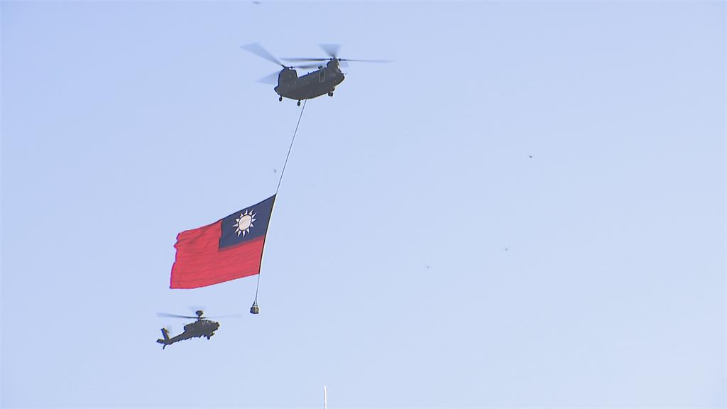 國慶前最後預演！ CH-47吊掛巨幅國旗超壯觀