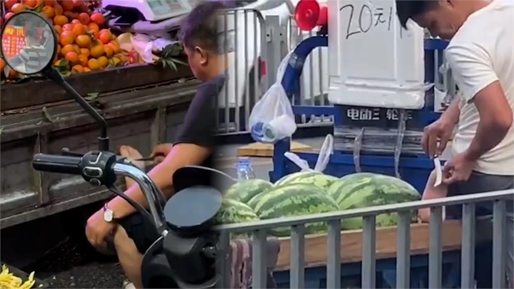 噁！中國街頭西瓜攤販「水果刀削腳皮」　網傻眼：加味不加價