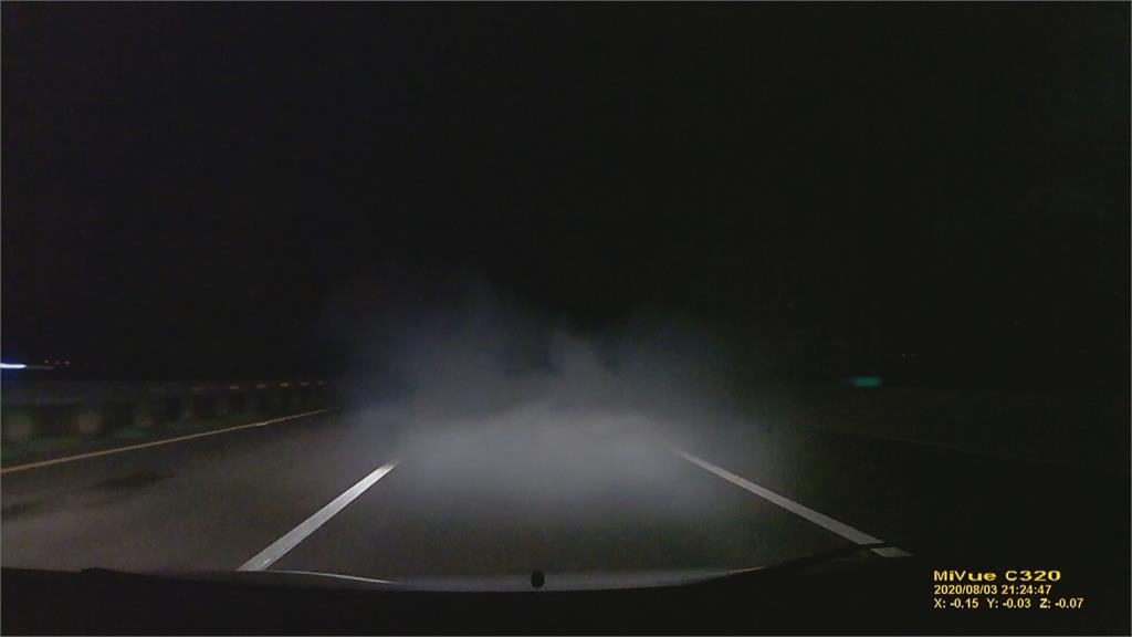 排氣管突然狂噴「濃濃白煙」 後方駕駛「能見度零」嚇出冷汗