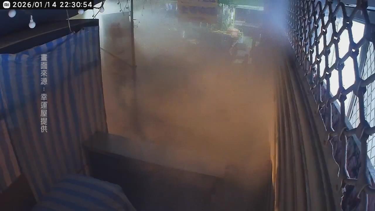 台中社區大樓13樓外牆崩落　砸毀民宅鐵皮毀損幸無傷亡