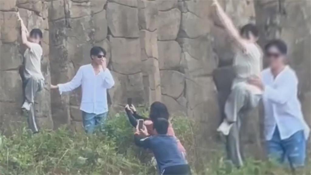 講不聽！遊客為拍美照又爬澎湖玄武岩　下場嚴重「最高罰百萬」
