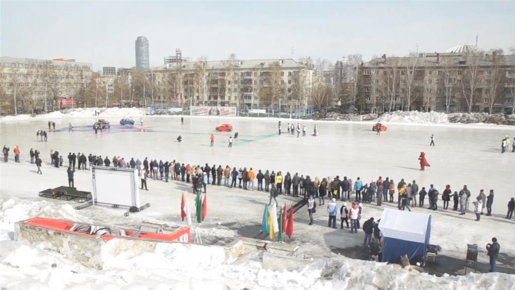 俄羅斯「汽車冰壺大賽」　概念竟來自「冰上車禍」