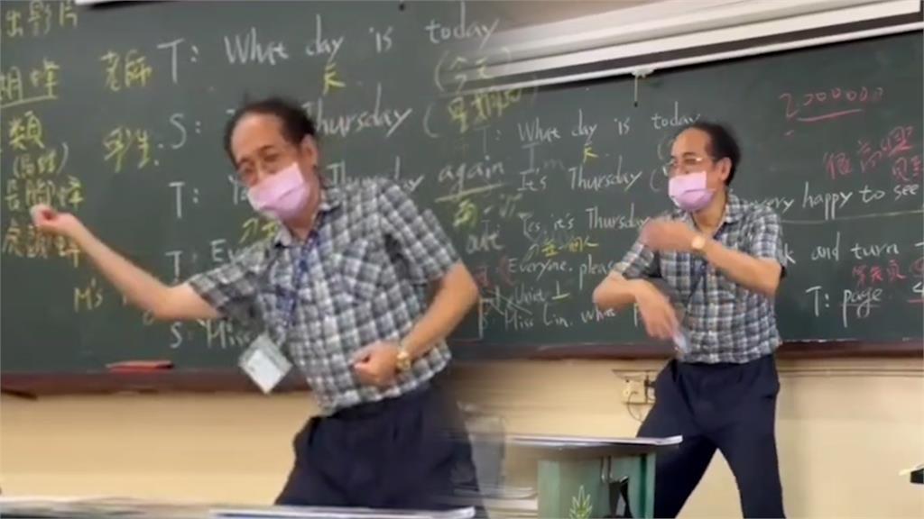 高職英文老師課堂嗨跳「欸來越好玩」　畫面曝網喊：好羨慕他的學生