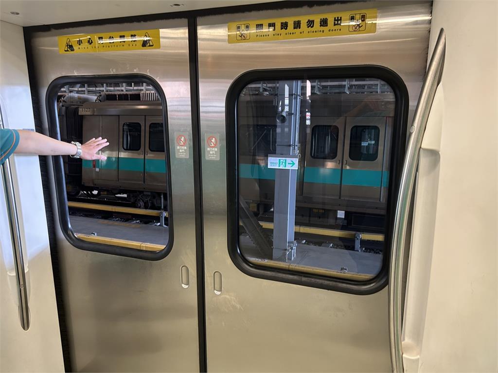 快新聞／250人被請下車！高捷車廂玻璃行駛間脫落　初判原因出爐
