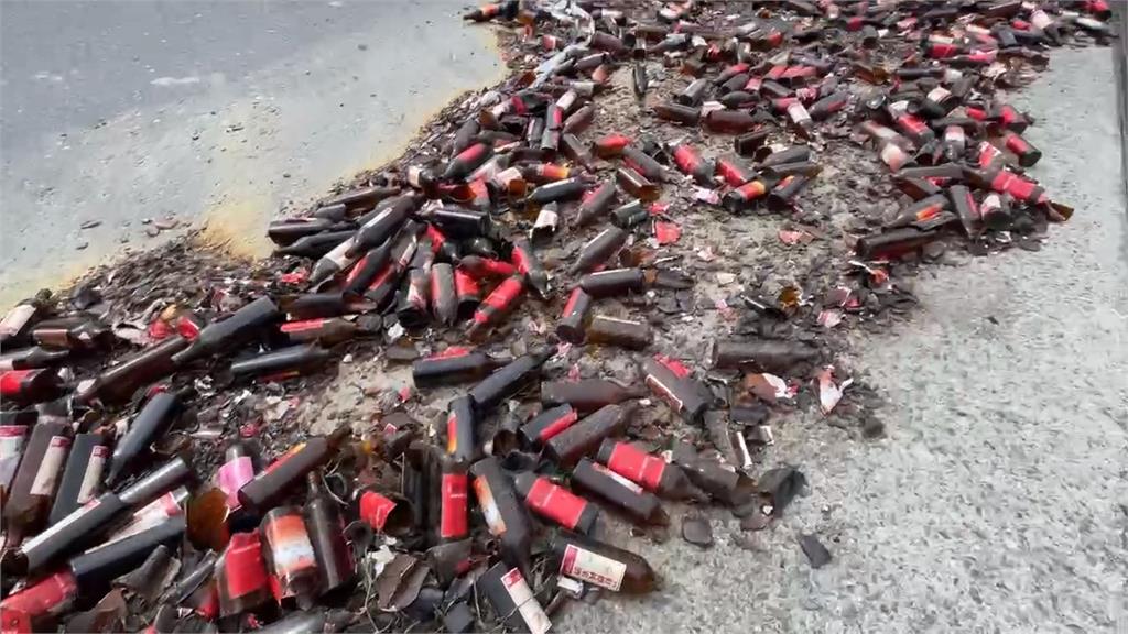 宜蘭頭城這裡滿地碎玻璃　貨櫃車沒關好空酒瓶散落