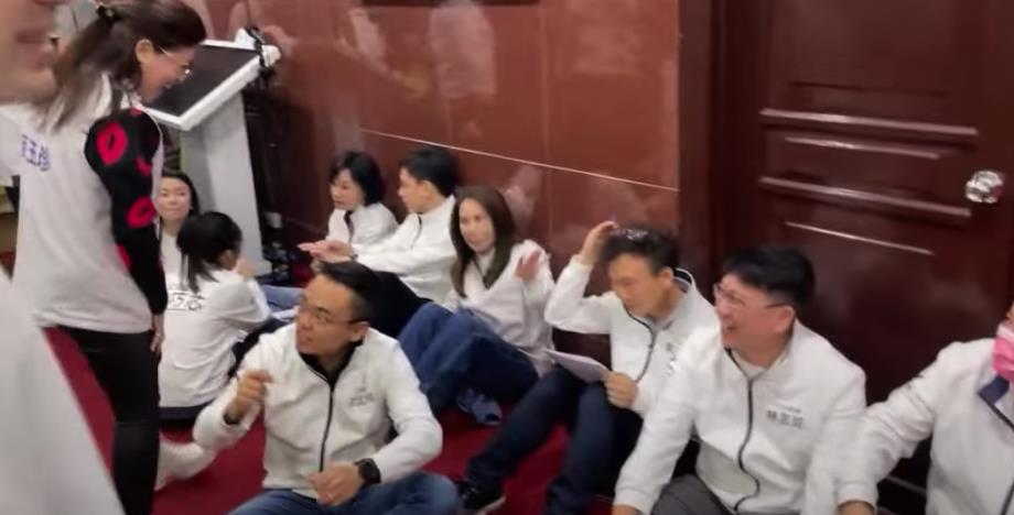 快新聞／今財委會再討論《財劃法》 國民黨甲動佔門口　陳玉珍秀「人體小抄」