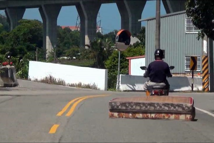 就是這麼狂！騎車拖2大塊床墊路上趴趴走