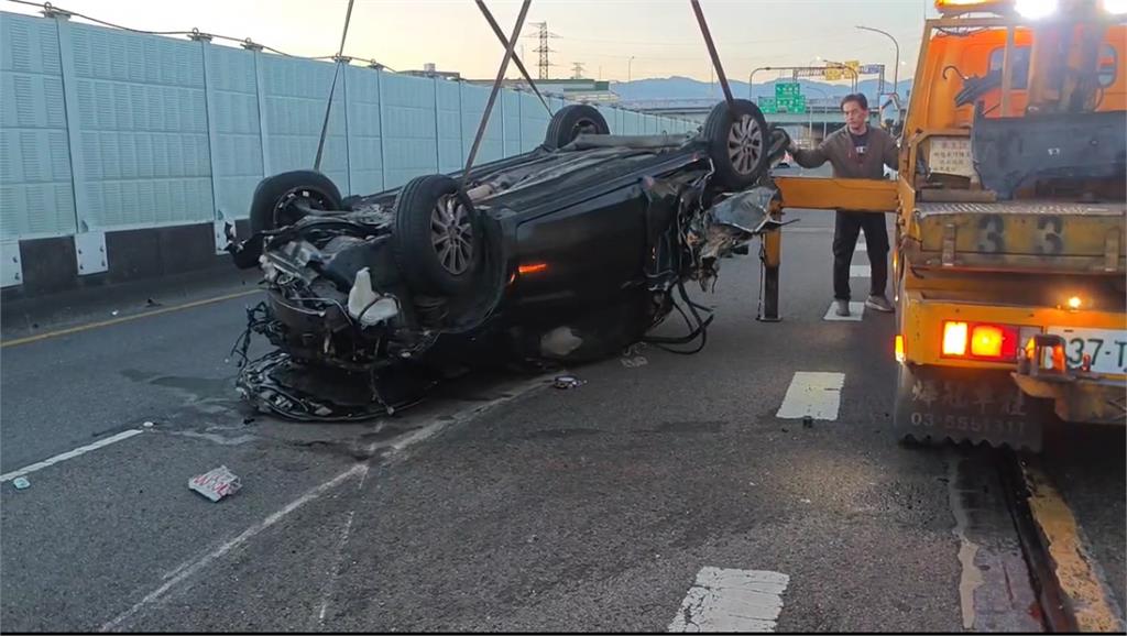 快新聞／北市環快自撞車禍！整輛車「被撞成廢鐵」　46歲駕駛全身骨折