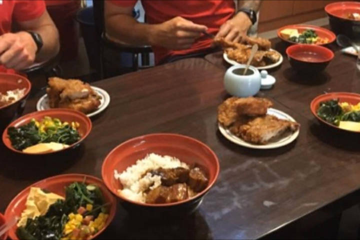 金內行！巷仔內美味焢肉飯 加拿大選手愛上