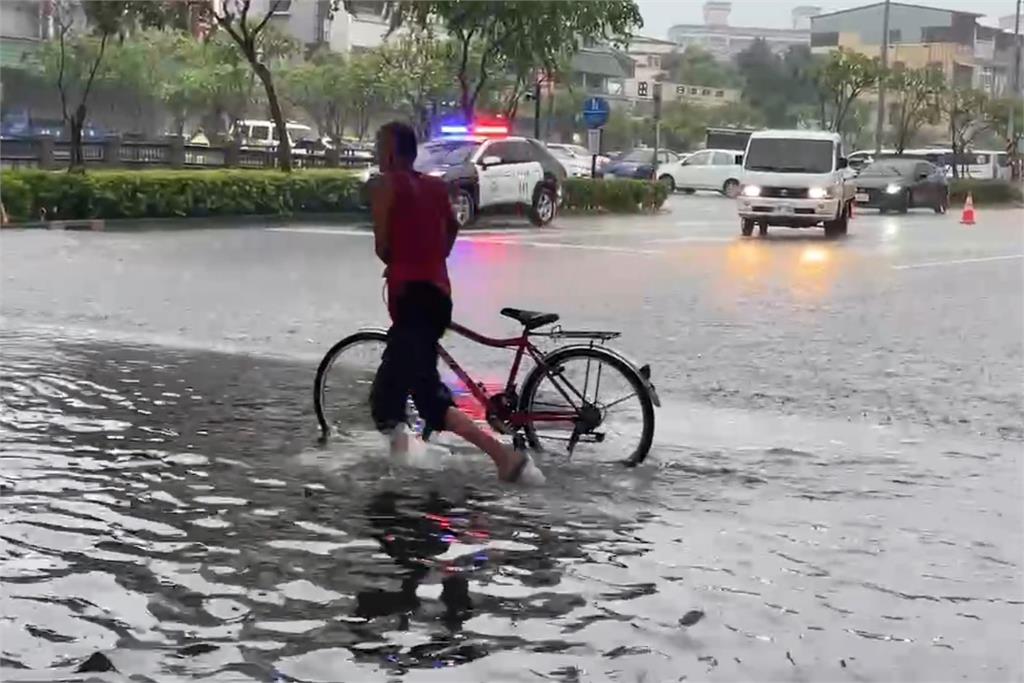 快新聞／下午屏東再次降下暴雨　多地發生積淹水災情