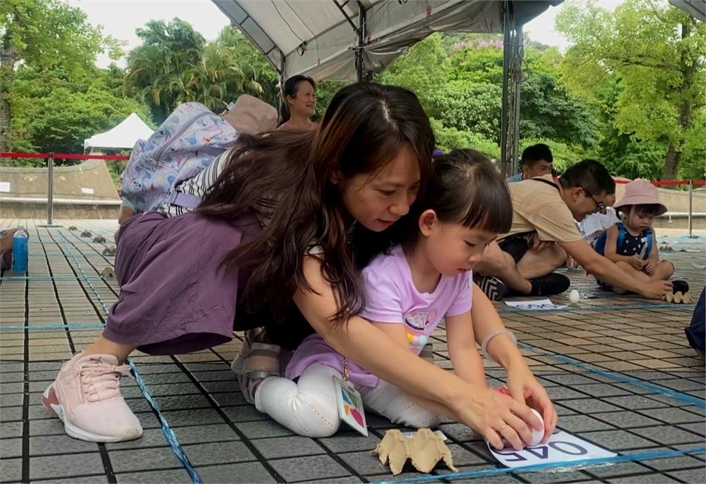 台北動物園端午「千人立蛋」 小朋友爭相挑戰