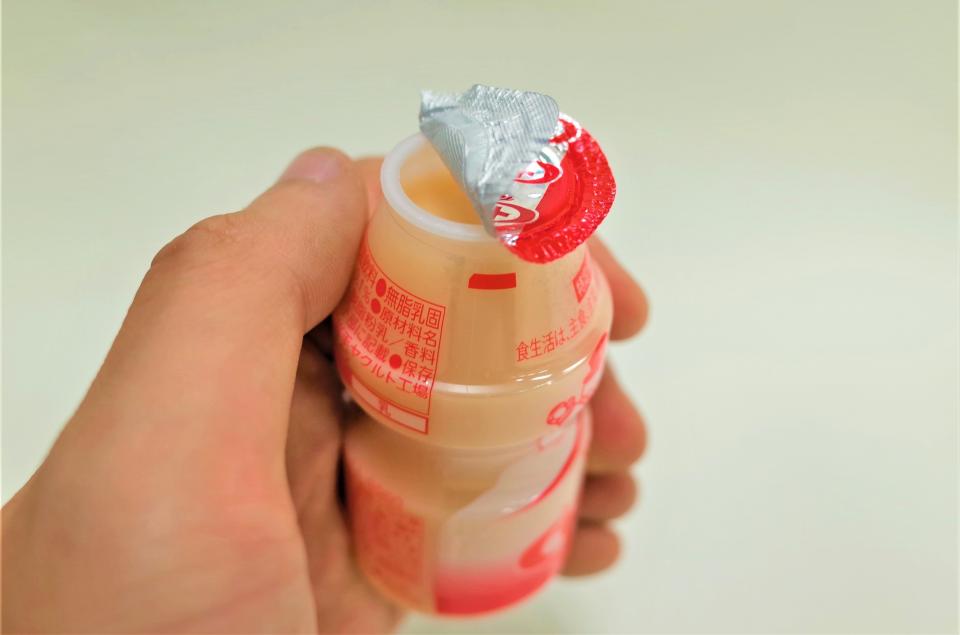 你喝養樂多是「撕開」或「戳洞」？業者曝正確開瓶方法