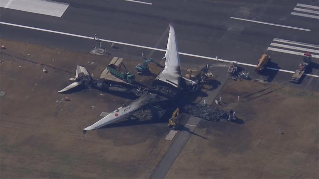 日航516班機殘骸清理作業　燒焦機體突起火冒煙